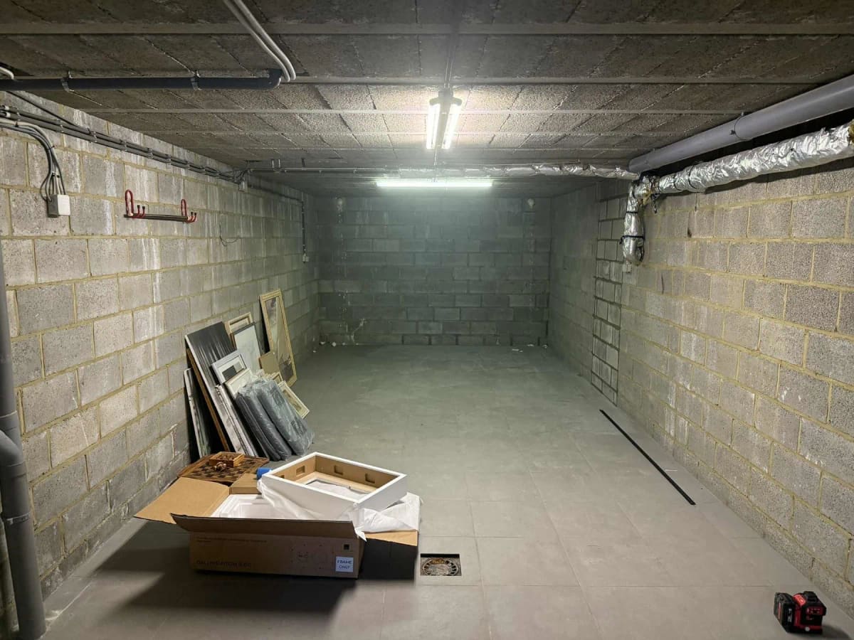 Garage brut avant sa transformation en salle de cinéma privée