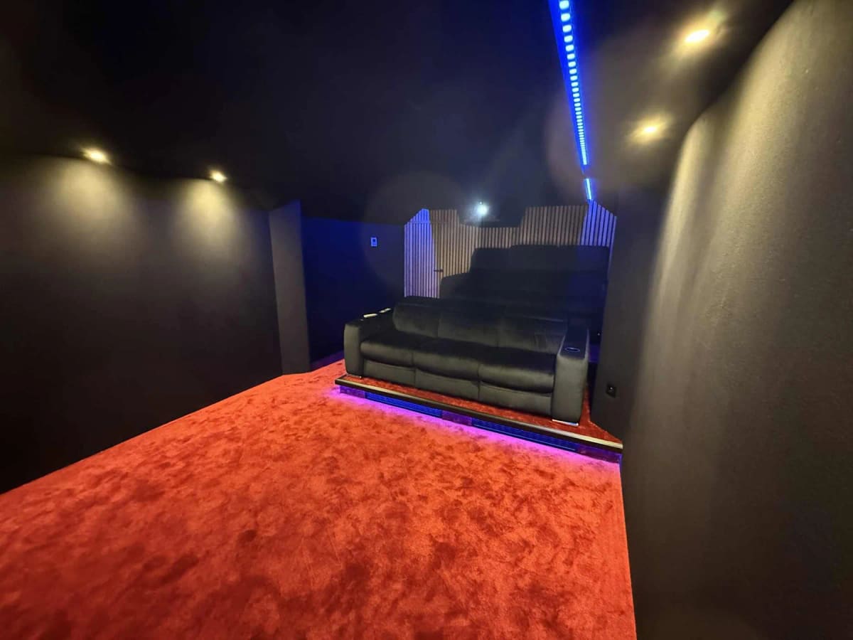 Vue d’ensemble de la salle de cinéma achevée avec ses deux niveaux de fauteuils