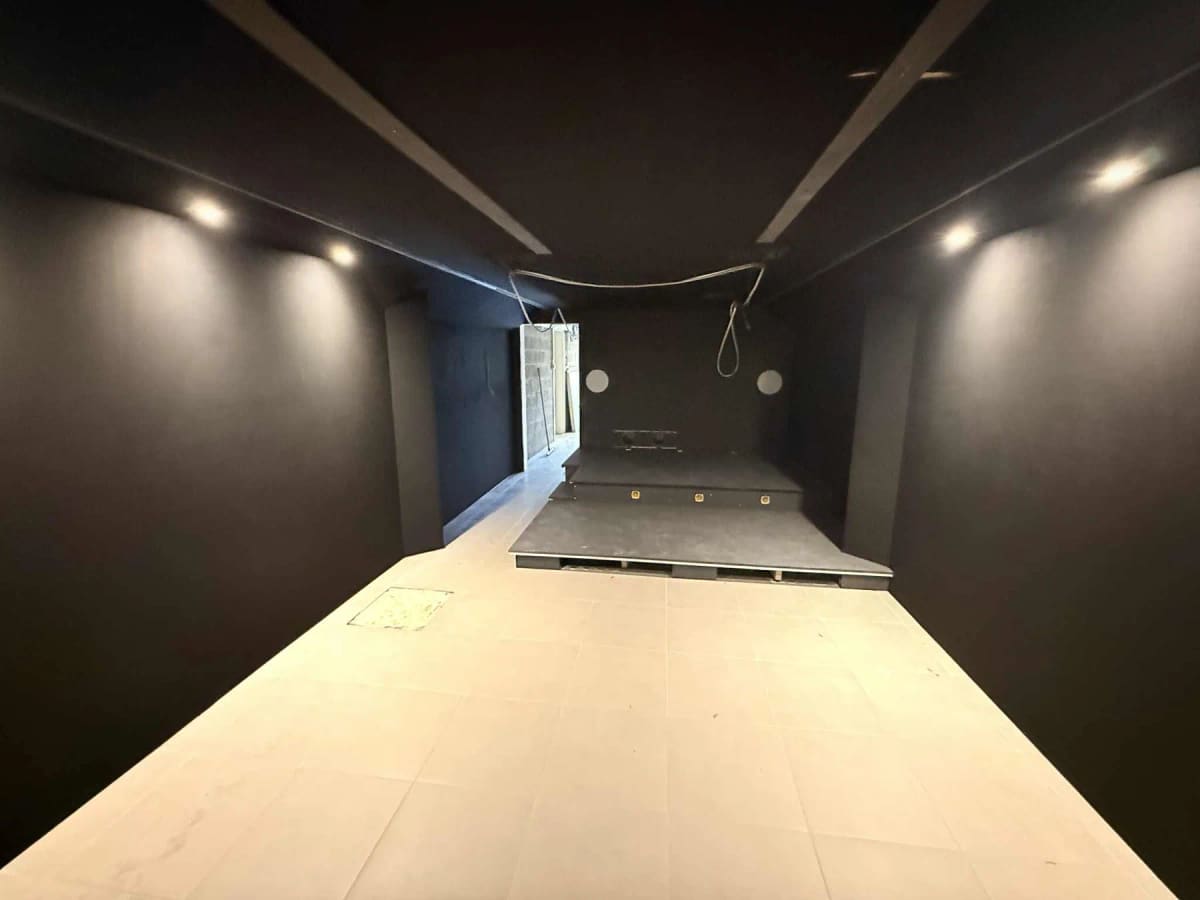 Habillages noirs et éclairage de la salle de cinéma en cours de finition