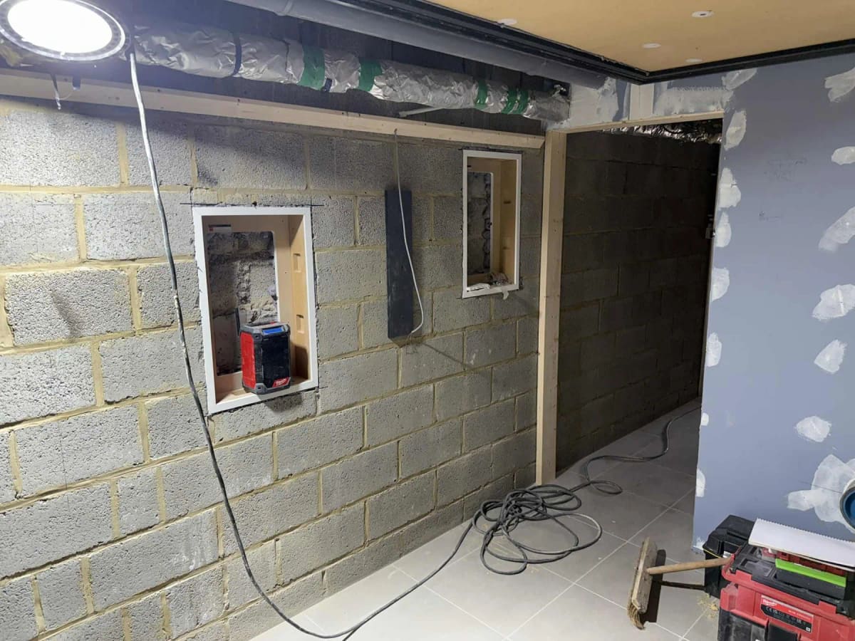 Préparation des ossatures, niches et passages techniques dans le garage