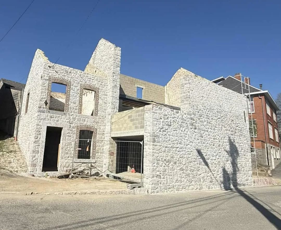 Façade de la grange avant la reconstruction de la toiture et la pose des menuiseries