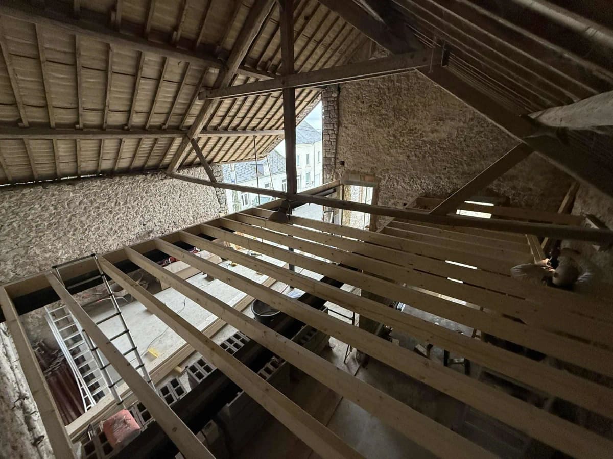 Pose du gîtage bois à l’intérieur des murs anciens de la grange