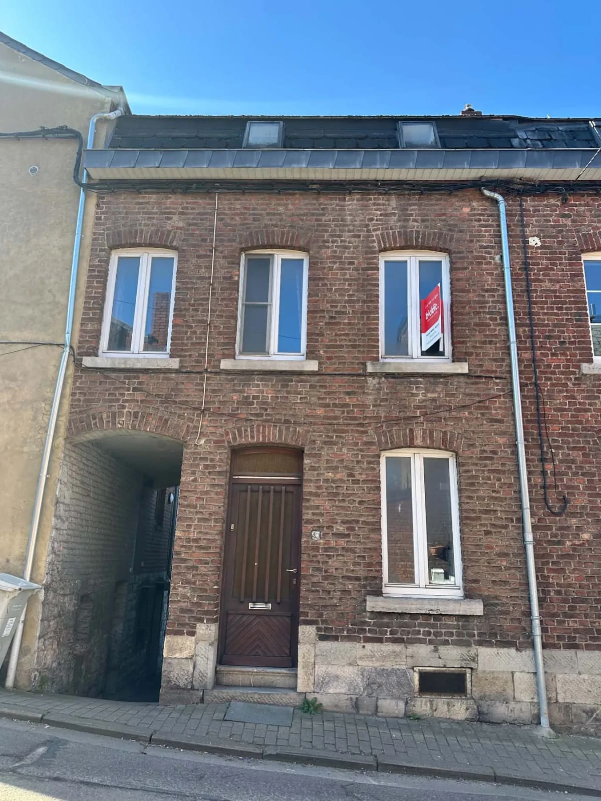 Façade avant le remplacement des anciennes fenêtres blanches et de la porte en bois